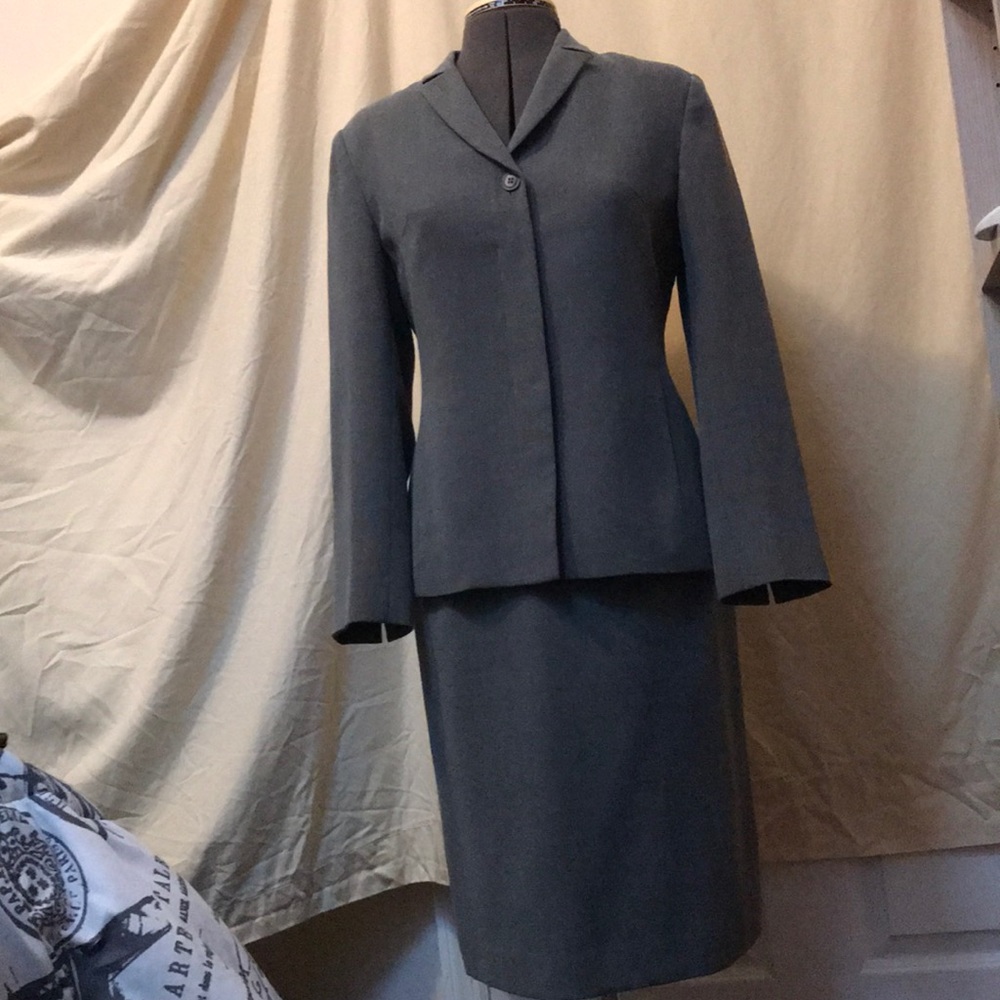Grey Kasper skirt suit Sz 4Px small knit pattern